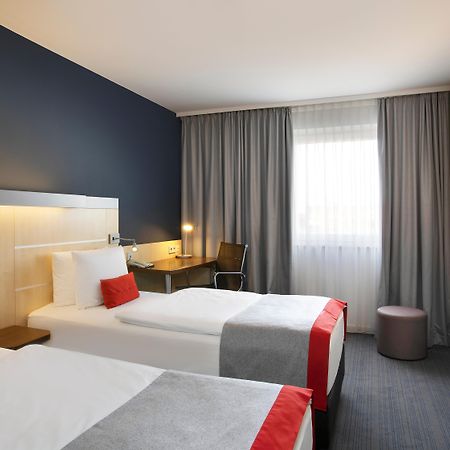 Holiday Inn Express Frankfurt Messe By Ihg Francoforte sul Meno Esterno foto