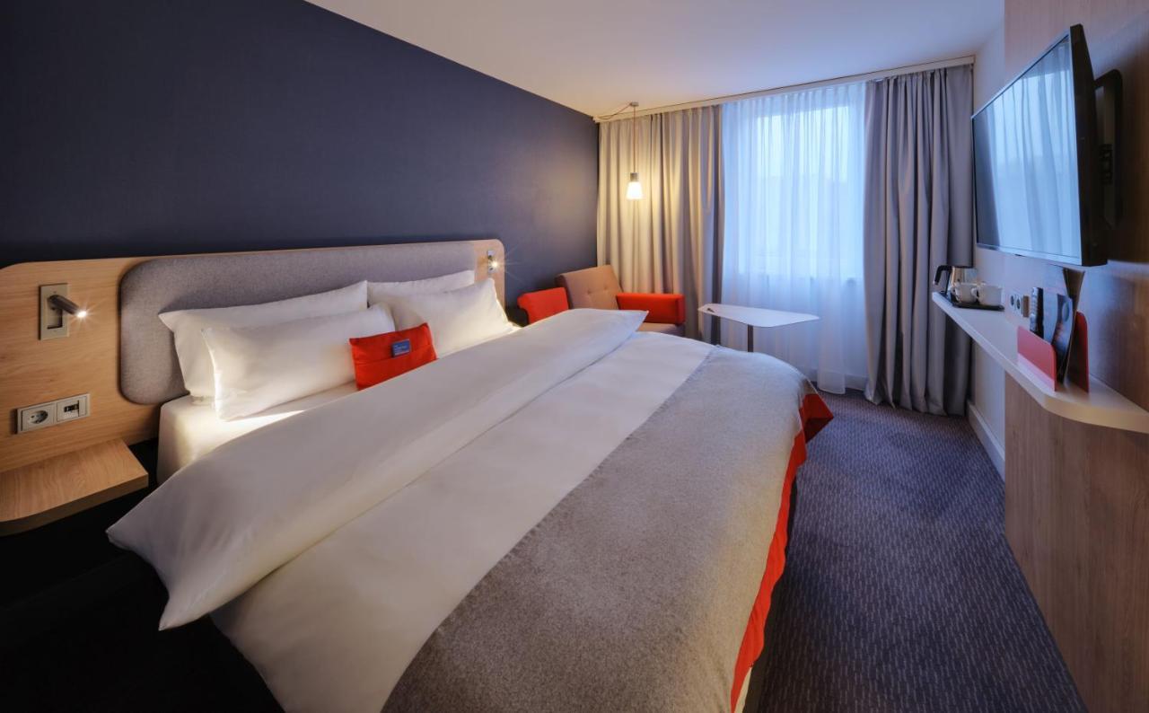 Holiday Inn Express Frankfurt Messe By Ihg Francoforte sul Meno Esterno foto