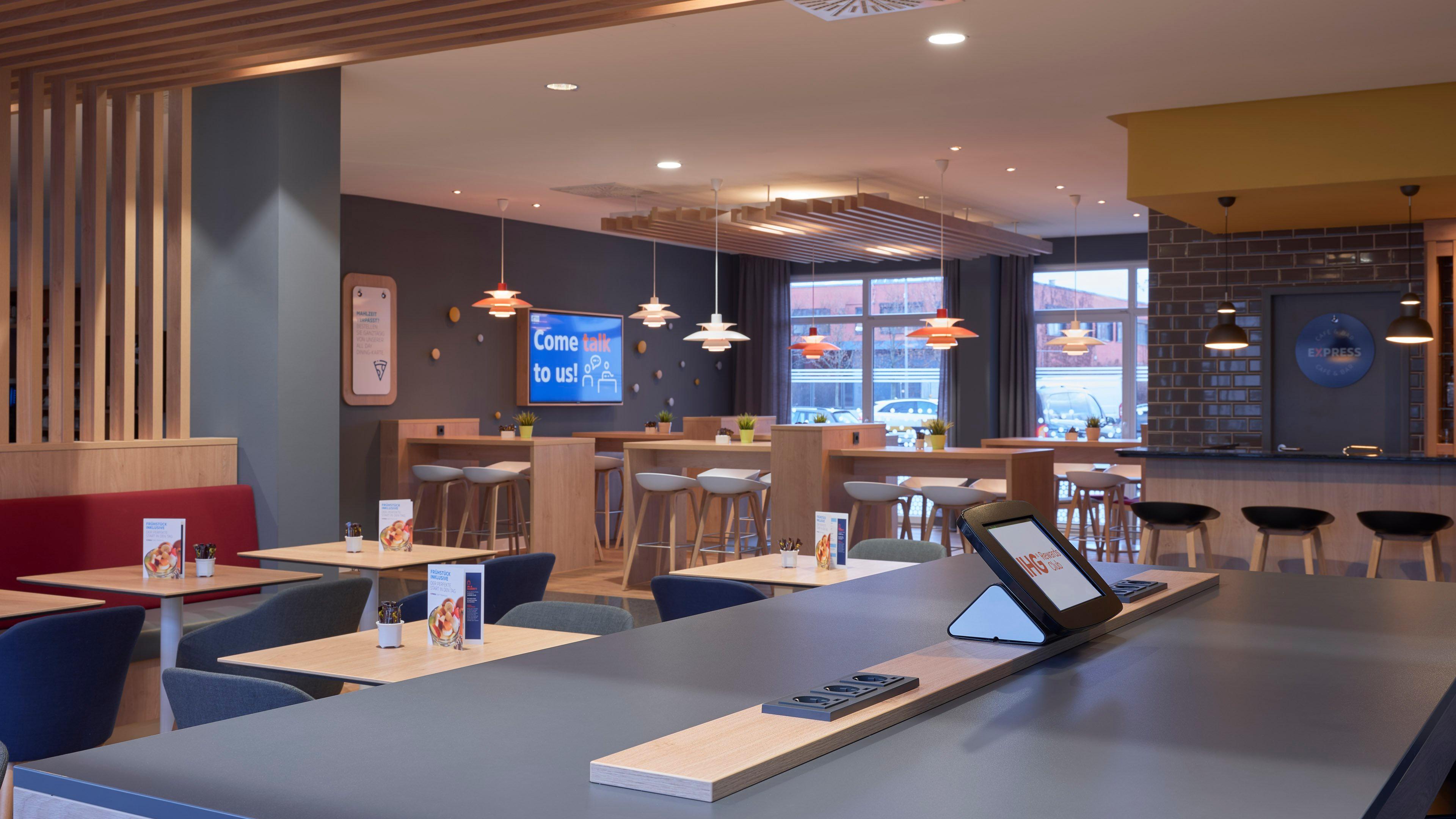 Holiday Inn Express Frankfurt Messe By Ihg Francoforte sul Meno Esterno foto