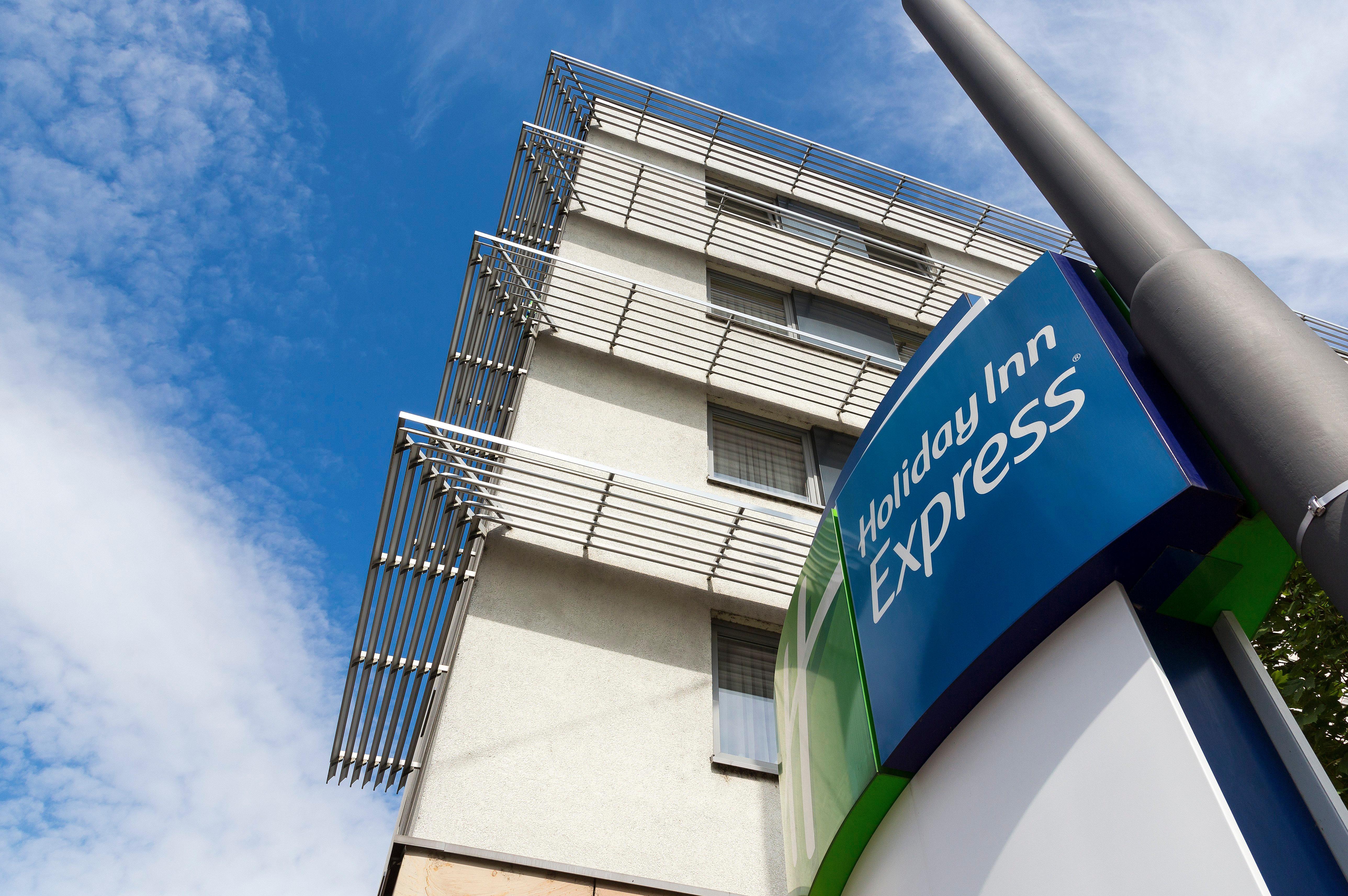 Holiday Inn Express Frankfurt Messe By Ihg Francoforte sul Meno Esterno foto