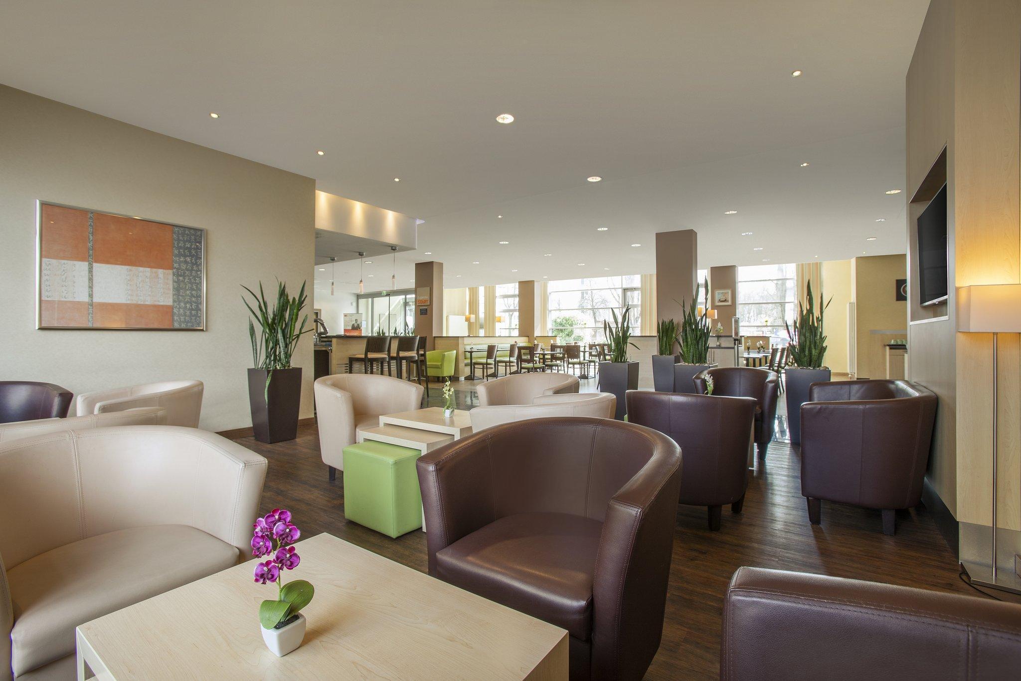 Holiday Inn Express Frankfurt Messe By Ihg Francoforte sul Meno Esterno foto