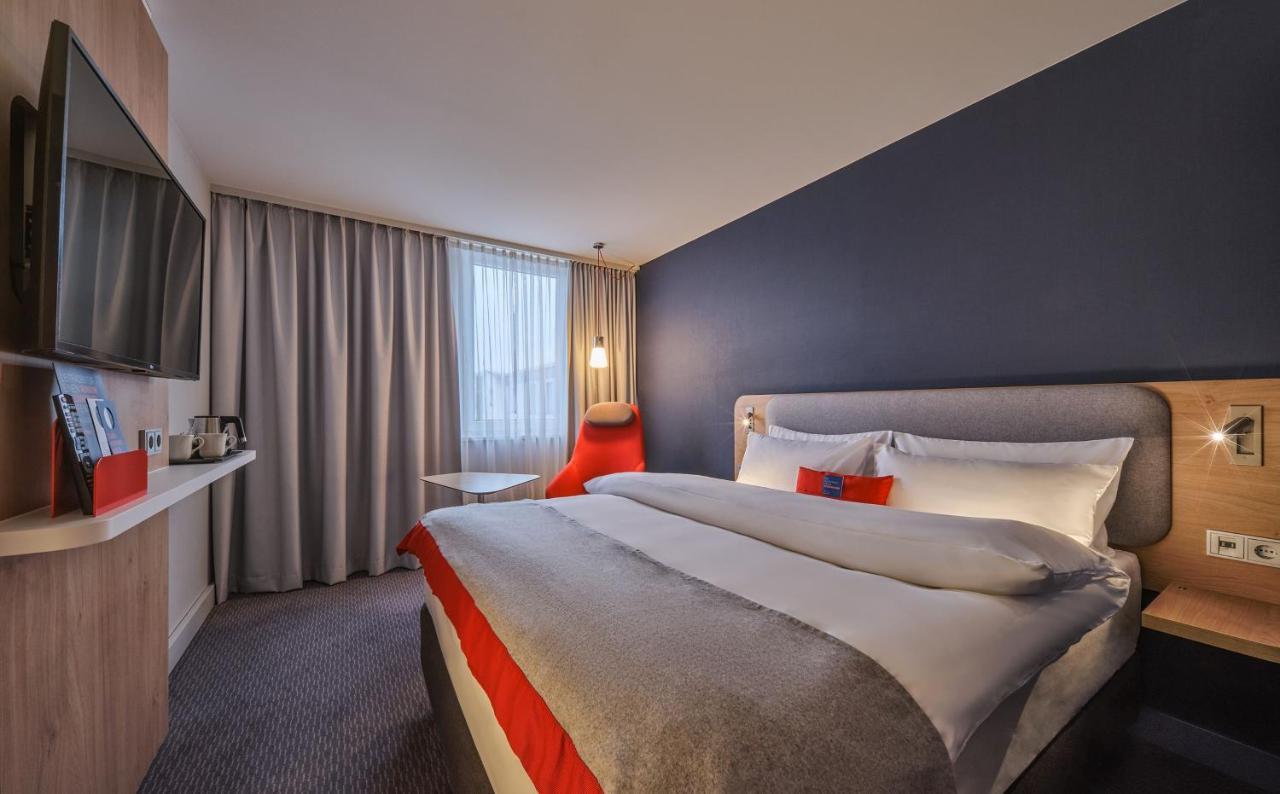 Holiday Inn Express Frankfurt Messe By Ihg Francoforte sul Meno Esterno foto