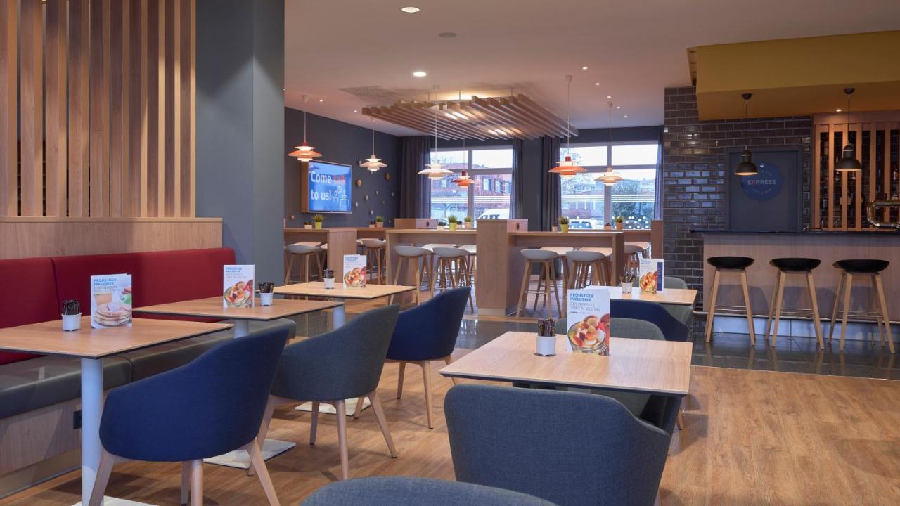 Holiday Inn Express Frankfurt Messe By Ihg Francoforte sul Meno Esterno foto