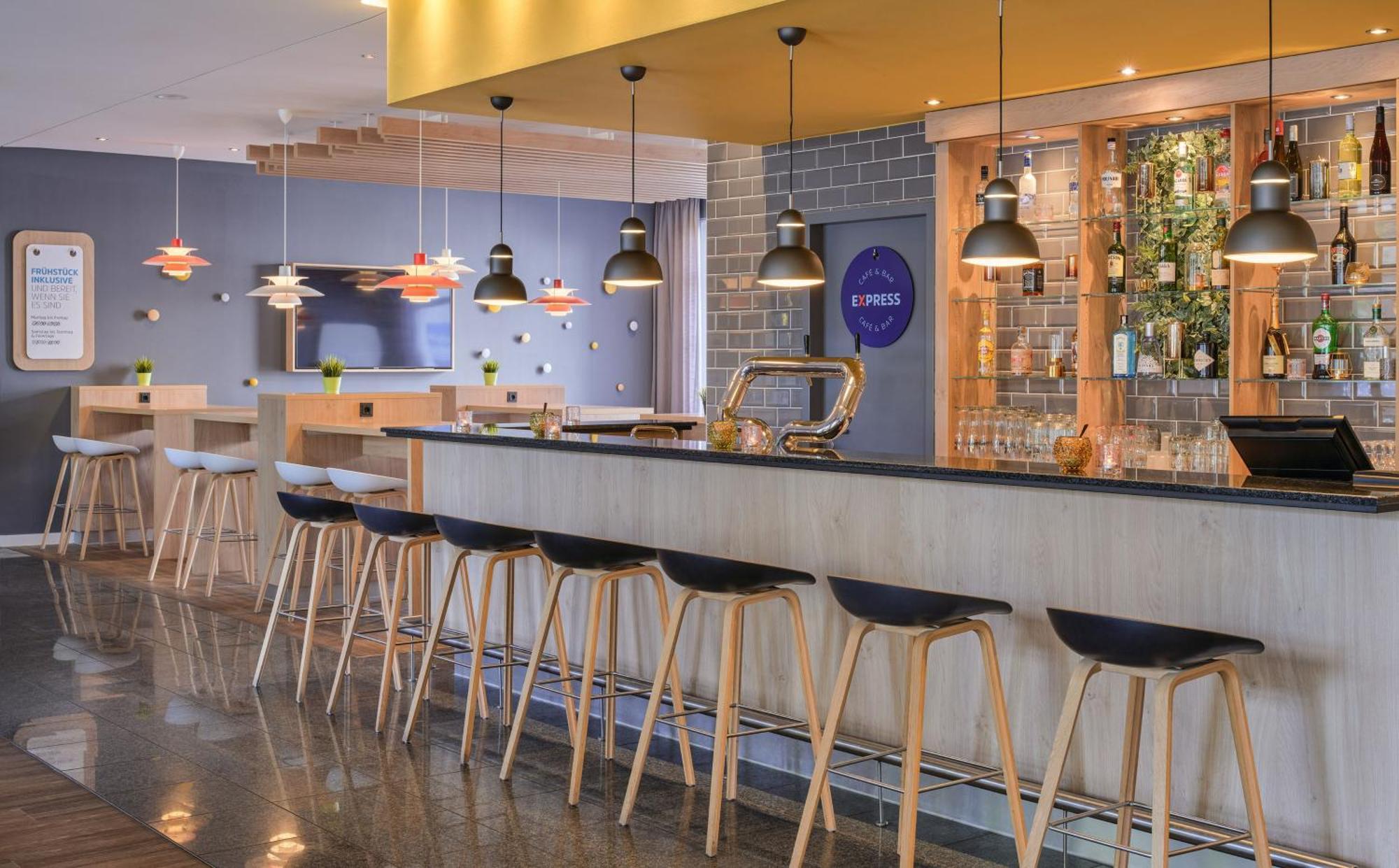 Holiday Inn Express Frankfurt Messe By Ihg Francoforte sul Meno Esterno foto