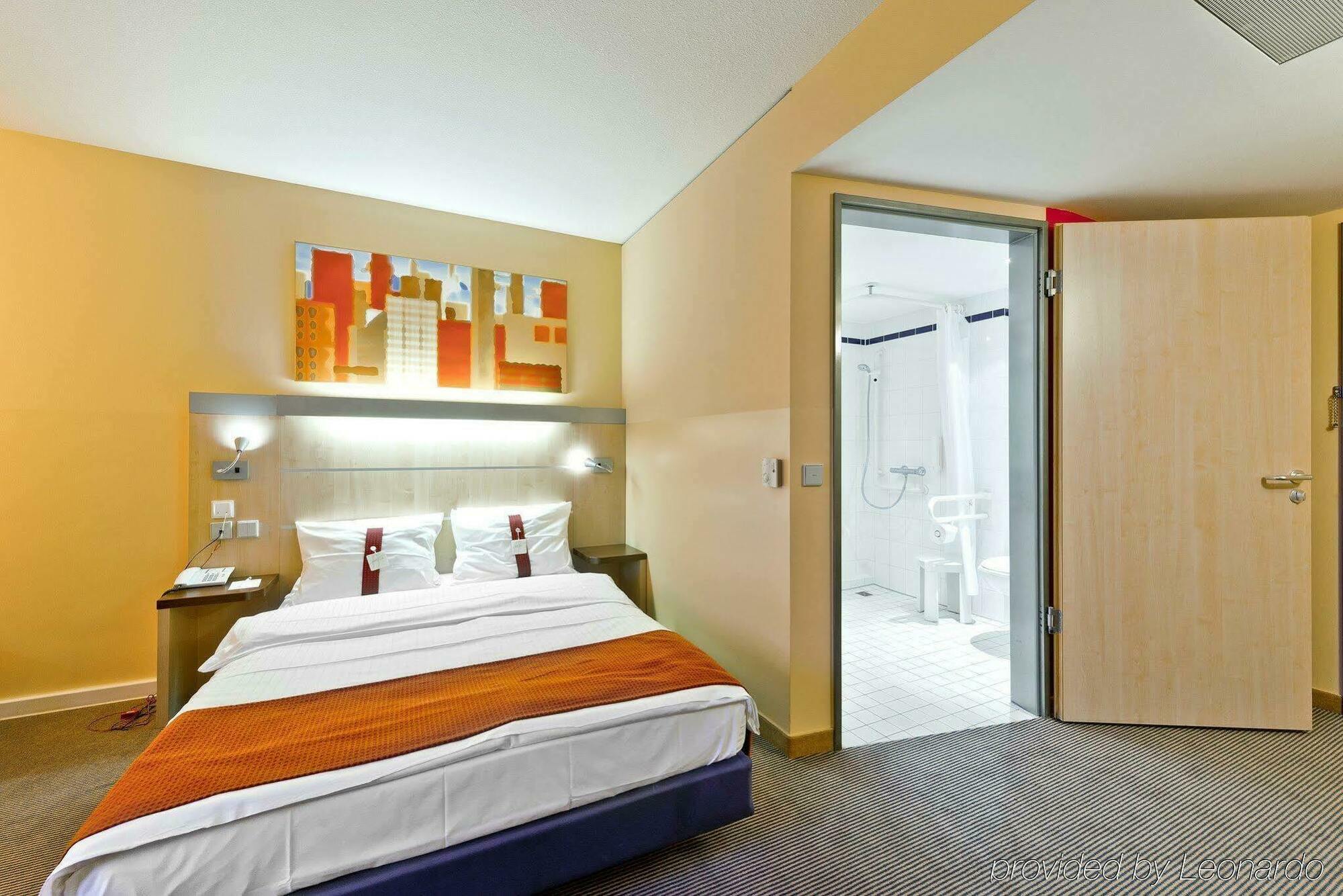 Holiday Inn Express Frankfurt Messe By Ihg Francoforte sul Meno Esterno foto