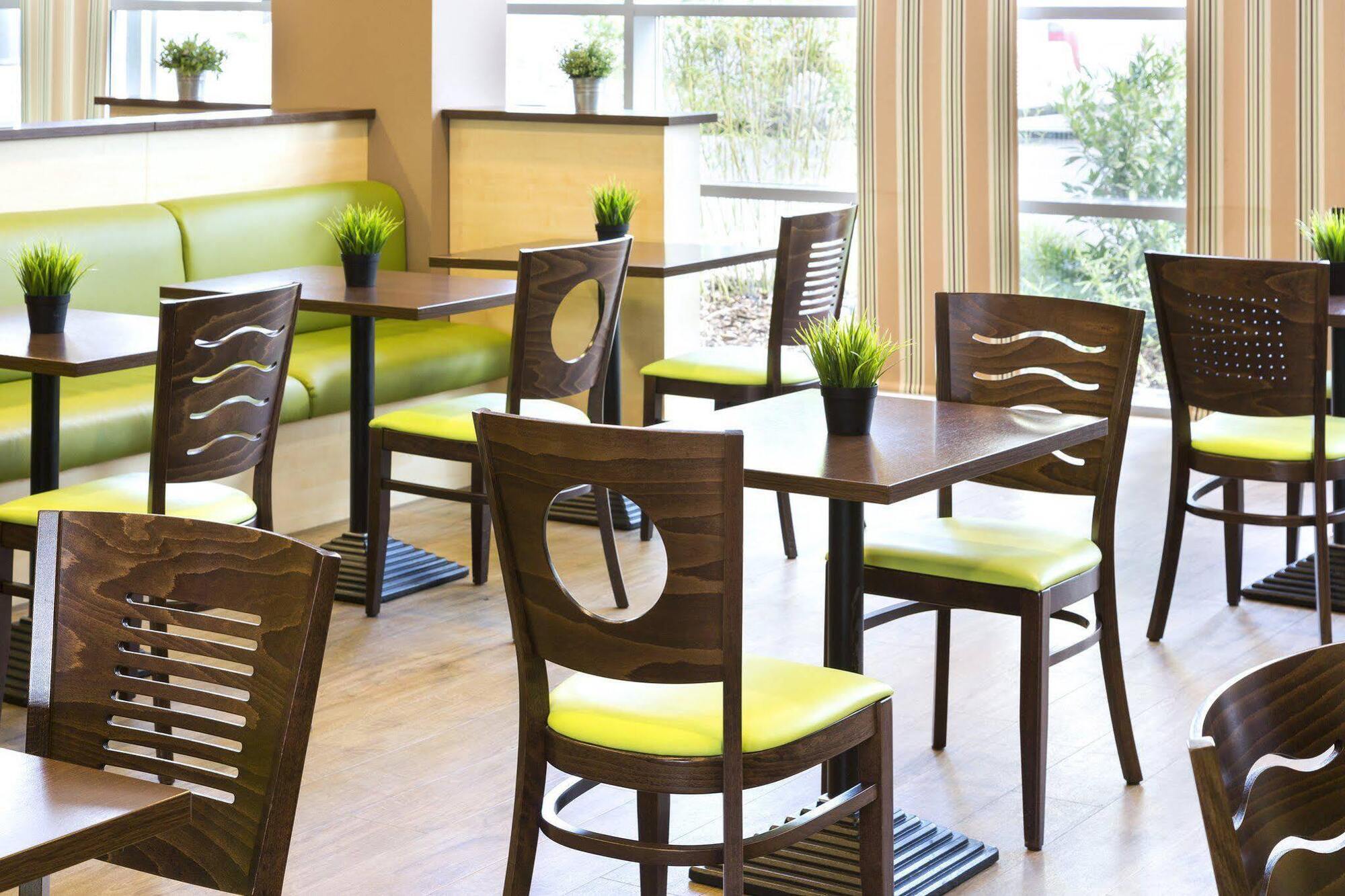 Holiday Inn Express Frankfurt Messe By Ihg Francoforte sul Meno Esterno foto